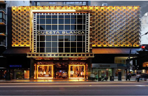 丹巴门头设计与商业空间的纽带。